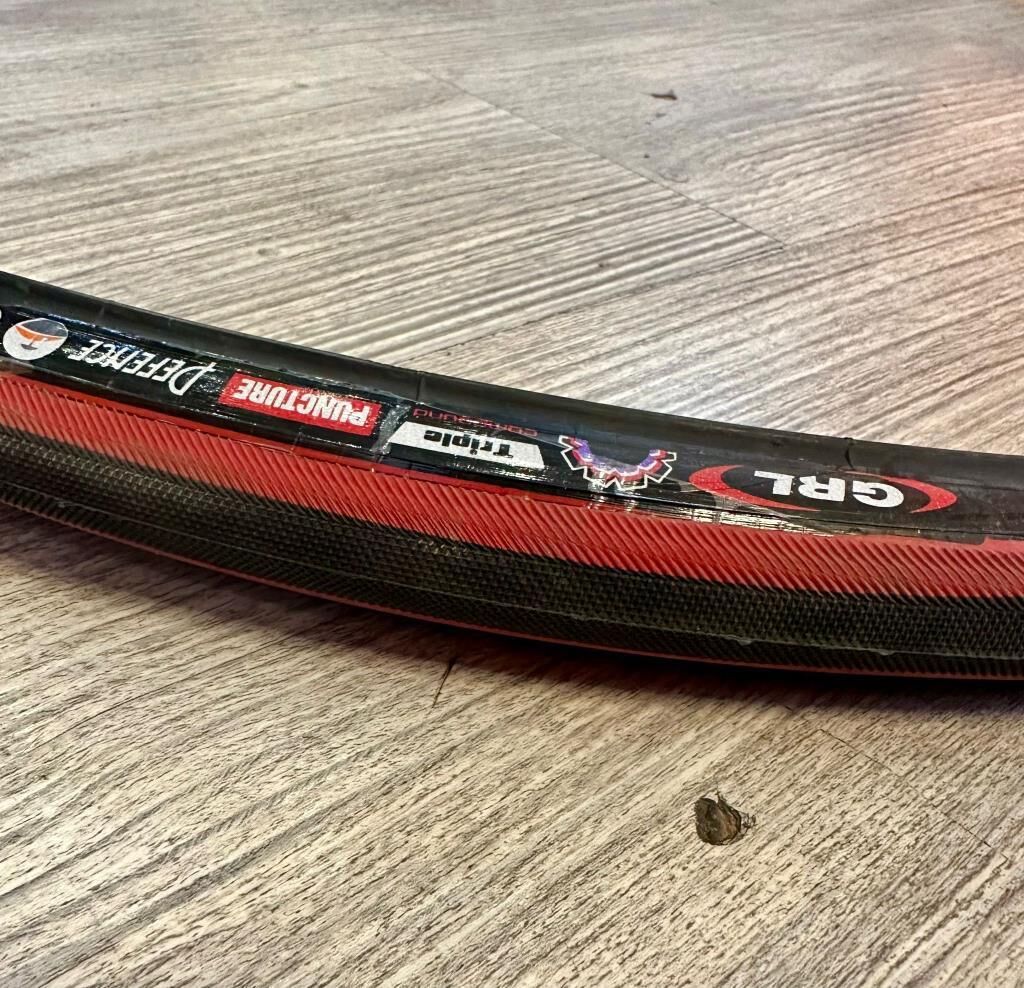 GRL 700X23 YARIŞ YOL BİSİKLETİ 1 MM ZIRHLI RENKLİ DIŞ LASTİK SİYAH-KIRMIZI