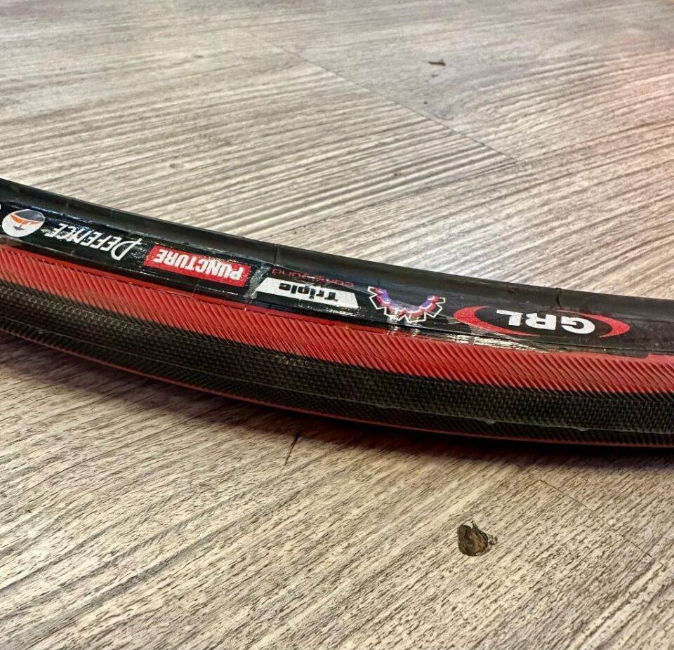 GRL 700X23 YARIŞ YOL BİSİKLETİ 1 MM ZIRHLI RENKLİ DIŞ LASTİK SİYAH-KIRMIZI